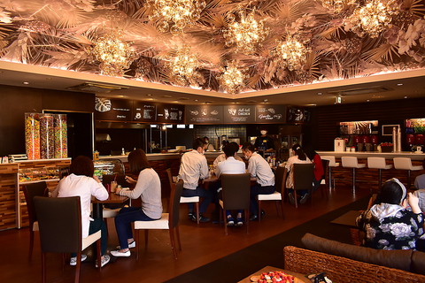 ハワイアンスタイルの店内